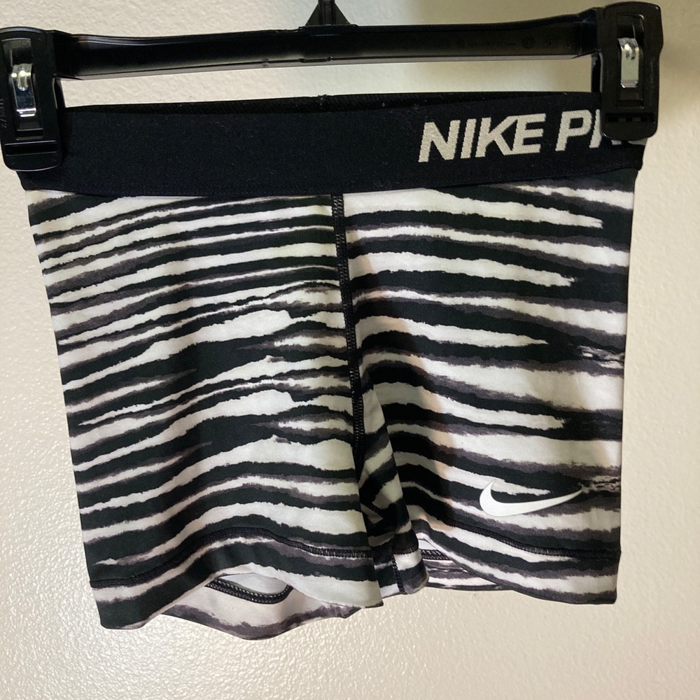 Nike pro 365 shorts Black and white